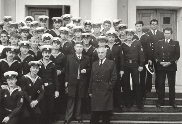 Виктор Конецкий и капитан дальнего плавания Лев Шкловский в гостях у моряков. Североморск. 1984 год, август Виктор Конецкий и капитан дальнего плавания Лев Шкловский в гостях у моряков. Североморск. 1984 год, август.jpg